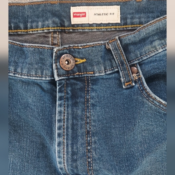 Wrangler Relaxed Blue Jeans with Classic Medium Wash - Picture 2 of 12